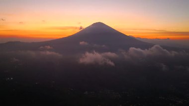 En bilinen manzaralardan birinde Bali adası, Agung volkanı, efsaneye göre Bali Endonezya, Rice Terraces ve Agung volkanı üzerinde yaşayan ruhlar. 
