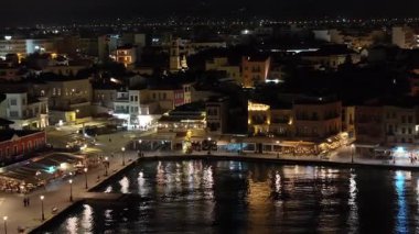 Gece vakti Chania kasabası, İHA çekimi, Girit, Yunanistan, Chania 'nın muhteşem deniz feneri, Güzel Eski Şehir, Yunanistan ve en güzel manzaralı yerleri ile havadan görünüşü - pitoresk eski kasaba manzarası 