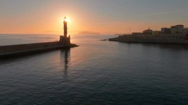 Geceleri Chania kasabası, Deniz feneri, İHA çekimi, Girit, Yunanistan, Chania 'nın muhteşem deniz feneri, Güzel Eski Şehir, Yunanistan ve en güzel manzaralı yerleri ile havadan görünüşü - eski güzel kasaba manzarası 