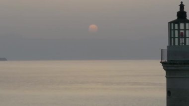 Geceleri Chania kasabası, Deniz feneri, İHA çekimi, Girit, Yunanistan, Chania 'nın muhteşem deniz feneri, Güzel Eski Şehir, Yunanistan ve en güzel manzaralı yerleri ile havadan görünüşü - eski güzel kasaba manzarası 