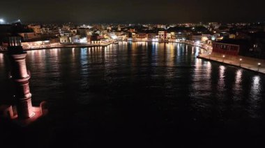 Geceleri Chania kasabası, Deniz feneri, İHA çekimi, Girit, Yunanistan, Chania 'nın muhteşem deniz feneri, Güzel Eski Şehir, Yunanistan ve en güzel manzaralı yerleri ile havadan görünüşü - eski güzel kasaba manzarası 