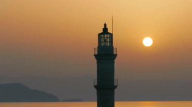 Geceleri Chania kasabası, Deniz feneri, İHA çekimi, Girit, Yunanistan, Chania 'nın muhteşem deniz feneri, Güzel Eski Şehir, Yunanistan ve en güzel manzaralı yerleri ile havadan görünüşü - eski güzel kasaba manzarası 
