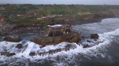 Tanah Lot, Ubud 'da Altın Saat: Bali Günbatımı Cenneti, Tanah Lot' un hava manzarası Bali, Endonezya 'daki ünlü Hindu tapınağı, Endonezya, Bali' deki Tanah Lot tapınağının panoramik manzarası, 