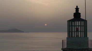 Geceleri Chania kasabası, Deniz feneri, İHA çekimi, Girit, Yunanistan, Chania 'nın muhteşem deniz feneri, Güzel Eski Şehir, Yunanistan ve en güzel manzaralı yerleri ile havadan görünüşü - eski güzel kasaba manzarası 