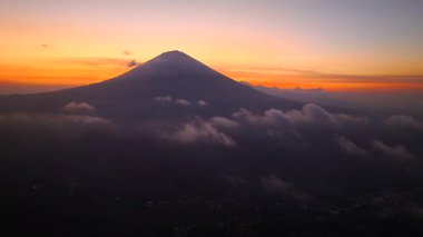 En bilinen manzaralardan birinde Bali adası, Agung volkanı, efsaneye göre Bali Endonezya, Rice Terraces ve Agung volkanı üzerinde yaşayan ruhlar. 