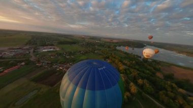 Kyiv, Ukrayna - 05.23.2021: İnsanlarla açık havada sıcak hava balonları. Hava manzaralı arka planda renkli balonlar. Yaz tatili. Sıcak hava balonu sabah uçuyor..