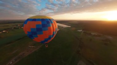 Kyiv, Ukrayna - 05.23.2021: İnsanlarla açık havada sıcak hava balonları. Hava manzaralı arka planda renkli balonlar. Yaz tatili. Sıcak hava balonu sabah uçuyor..