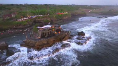 Tanah Lot, Ubud 'da Altın Saat: Bali Günbatımı Cenneti, Tanah Lot' un hava manzarası Bali, Endonezya 'daki ünlü Hindu tapınağı, Endonezya, Bali' deki Tanah Lot tapınağının panoramik manzarası, 