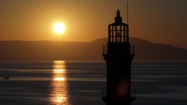 Geceleri Chania kasabası, Deniz feneri, İHA çekimi, Girit, Yunanistan, Chania 'nın muhteşem deniz feneri, Güzel Eski Şehir, Yunanistan ve en güzel manzaralı yerleri ile havadan görünüşü - eski güzel kasaba manzarası 