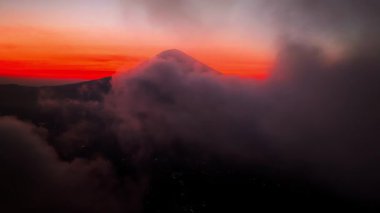 En bilinen manzaralardan birinde Bali adası, Agung volkanı, efsaneye göre Bali Endonezya, Rice Terraces ve Agung volkanı üzerinde yaşayan ruhlar. 