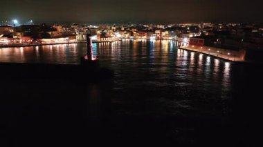 Geceleri Chania kasabası, Deniz feneri, İHA çekimi, Girit, Yunanistan, Chania 'nın muhteşem deniz feneri, Güzel Eski Şehir, Yunanistan ve en güzel manzaralı yerleri ile havadan görünüşü - eski güzel kasaba manzarası 
