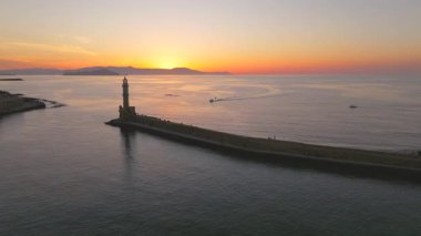 Geceleri Chania kasabası, Deniz feneri, İHA çekimi, Girit, Yunanistan, Chania 'nın muhteşem deniz feneri, Güzel Eski Şehir, Yunanistan ve en güzel manzaralı yerleri ile havadan görünüşü - eski güzel kasaba manzarası 