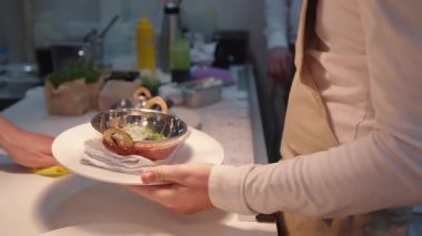 Yemek, yemek ve yaratıcılık için restoranın mutfağında ciddi bir yemek. Erkek çalışan, profesyonel ve aşçılık, konukseverlik ve yemek servisi yapan bir aşçı.