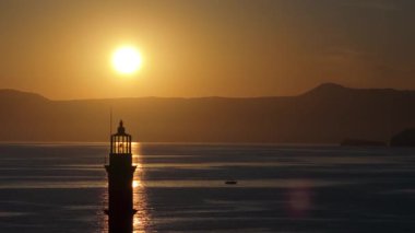 Geceleri Chania kasabası, Deniz feneri, İHA çekimi, Girit, Yunanistan, Chania 'nın muhteşem deniz feneri, Güzel Eski Şehir, Yunanistan ve en güzel manzaralı yerleri ile havadan görünüşü - eski güzel kasaba manzarası 