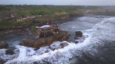 Tanah Lot, Ubud 'da Altın Saat: Bali Günbatımı Cenneti, Tanah Lot' un hava manzarası Bali, Endonezya 'daki ünlü Hindu tapınağı, Endonezya, Bali' deki Tanah Lot tapınağının panoramik manzarası, 