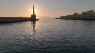 Geceleri Chania kasabası, Deniz feneri, İHA çekimi, Girit, Yunanistan, Chania 'nın muhteşem deniz feneri, Güzel Eski Şehir, Yunanistan ve en güzel manzaralı yerleri ile havadan görünüşü - eski güzel kasaba manzarası 