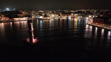 Geceleri Chania kasabası, Deniz feneri, İHA çekimi, Girit, Yunanistan, Chania 'nın muhteşem deniz feneri, Güzel Eski Şehir, Yunanistan ve en güzel manzaralı yerleri ile havadan görünüşü - eski güzel kasaba manzarası 