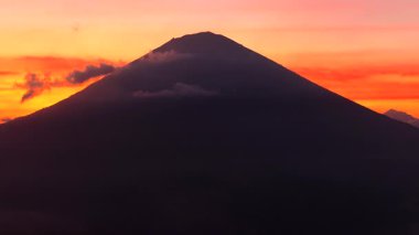 En bilinen manzaralardan birinde Bali adası, Agung volkanı, efsaneye göre Bali Endonezya, Rice Terraces ve Agung volkanı üzerinde yaşayan ruhlar. 