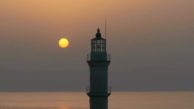 Geceleri Chania kasabası, Deniz feneri, İHA çekimi, Girit, Yunanistan, Chania 'nın muhteşem deniz feneri, Güzel Eski Şehir, Yunanistan ve en güzel manzaralı yerleri ile havadan görünüşü - eski güzel kasaba manzarası 