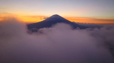 En bilinen manzaralardan birinde Bali adası, Agung volkanı, efsaneye göre Bali Endonezya, Rice Terraces ve Agung volkanı üzerinde yaşayan ruhlar. 