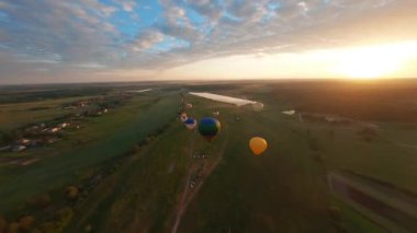Kyiv, Ukrayna - 05.23.2021: İnsanlarla açık havada sıcak hava balonları. Hava manzaralı arka planda renkli balonlar. Yaz tatili. Sıcak hava balonu sabah uçuyor..