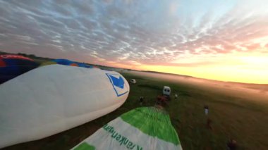 Kyiv, Ukrayna - 05.23.2021: İnsanlarla açık havada sıcak hava balonları. Hava manzaralı arka planda renkli balonlar. Yaz tatili. Sıcak hava balonu sabah uçuyor..