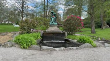Orman Parkı, Viborg 'daki Borgvold Parkı' nda rhododendronlarla yürüyüş. Borgvold ortada, Viborg, Danimarka, 
