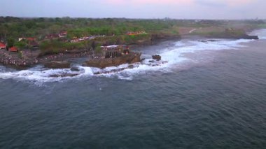 Tanah Lot, Ubud 'da Altın Saat: Bali Günbatımı Cenneti, Tanah Lot' un hava manzarası Bali, Endonezya 'daki ünlü Hindu tapınağı, Endonezya, Bali' deki Tanah Lot tapınağının panoramik manzarası, 