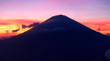 En bilinen manzaralardan birinde Bali adası, Agung volkanı, efsaneye göre Bali Endonezya, Rice Terraces ve Agung volkanı üzerinde yaşayan ruhlar. 