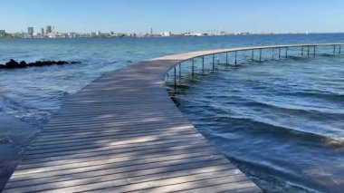 Sonsuz Köprü, Aarhus, Danimarka. Ünlü sonsuzluk köprüsü, bir çift rahatlatıcı bir öğleden sonranın ve Aarhus 'taki Sonsuz Köprü' nün muhteşem manzarasının tadını çıkarıyor.