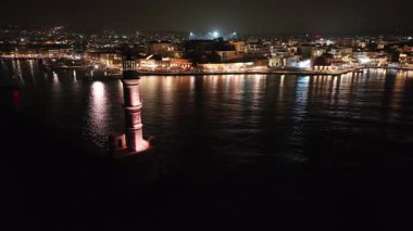 Geceleri Chania kasabası, Deniz feneri, İHA çekimi, Girit, Yunanistan, Chania 'nın muhteşem deniz feneri, Güzel Eski Şehir, Yunanistan ve en güzel manzaralı yerleri ile havadan görünüşü - eski güzel kasaba manzarası 