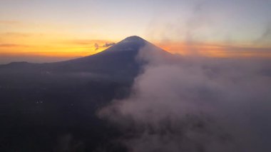 En bilinen manzaralardan birinde Bali adası, Agung volkanı, efsaneye göre Bali Endonezya, Rice Terraces ve Agung volkanı üzerinde yaşayan ruhlar. 