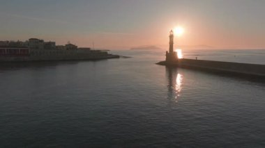 Geceleri Chania kasabası, Deniz feneri, İHA çekimi, Girit, Yunanistan, Chania 'nın muhteşem deniz feneri, Güzel Eski Şehir, Yunanistan ve en güzel manzaralı yerleri ile havadan görünüşü - eski güzel kasaba manzarası 