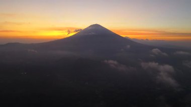 En bilinen manzaralardan birinde Bali adası, Agung volkanı, efsaneye göre Bali Endonezya, Rice Terraces ve Agung volkanı üzerinde yaşayan ruhlar. 
