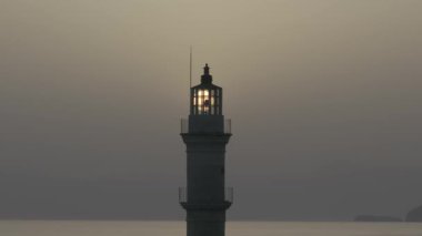 Geceleri Chania kasabası, Deniz feneri, İHA çekimi, Girit, Yunanistan, Chania 'nın muhteşem deniz feneri, Güzel Eski Şehir, Yunanistan ve en güzel manzaralı yerleri ile havadan görünüşü - eski güzel kasaba manzarası 