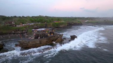 Tanah Lot, Ubud 'da Altın Saat: Bali Günbatımı Cenneti, Tanah Lot' un hava manzarası Bali, Endonezya 'daki ünlü Hindu tapınağı, Endonezya, Bali' deki Tanah Lot tapınağının panoramik manzarası, 