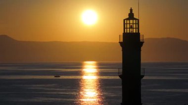 Geceleri Chania kasabası, Deniz feneri, İHA çekimi, Girit, Yunanistan, Chania 'nın muhteşem deniz feneri, Güzel Eski Şehir, Yunanistan ve en güzel manzaralı yerleri ile havadan görünüşü - eski güzel kasaba manzarası 