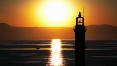 Geceleri Chania kasabası, Deniz feneri, İHA çekimi, Girit, Yunanistan, Chania 'nın muhteşem deniz feneri, Güzel Eski Şehir, Yunanistan ve en güzel manzaralı yerleri ile havadan görünüşü - eski güzel kasaba manzarası 