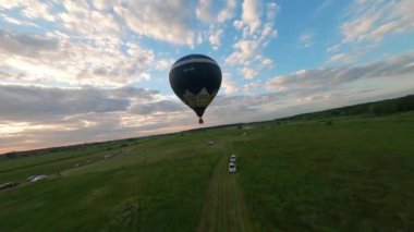 Kyiv, Ukrayna - 05.23.2021: İnsanlarla açık havada sıcak hava balonları. Hava manzaralı arka planda renkli balonlar. Yaz tatili. Sıcak hava balonu sabah uçuyor..