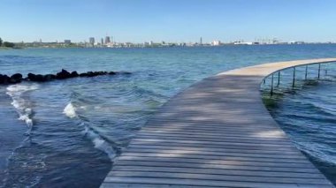 Sonsuz Köprü, Aarhus, Danimarka. Ünlü sonsuzluk köprüsü, bir çift rahatlatıcı bir öğleden sonranın ve Aarhus 'taki Sonsuz Köprü' nün muhteşem manzarasının tadını çıkarıyor.