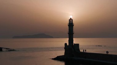 Geceleri Chania kasabası, Deniz feneri, İHA çekimi, Girit, Yunanistan, Chania 'nın muhteşem deniz feneri, Güzel Eski Şehir, Yunanistan ve en güzel manzaralı yerleri ile havadan görünüşü - eski güzel kasaba manzarası 