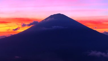 En bilinen manzaralardan birinde Bali adası, Agung volkanı, efsaneye göre Bali Endonezya, Rice Terraces ve Agung volkanı üzerinde yaşayan ruhlar. 