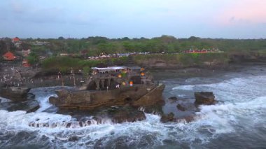 Tanah Lot, Ubud 'da Altın Saat: Bali Günbatımı Cenneti, Tanah Lot' un hava manzarası Bali, Endonezya 'daki ünlü Hindu tapınağı, Endonezya, Bali' deki Tanah Lot tapınağının panoramik manzarası, 