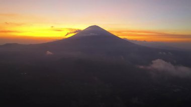En bilinen manzaralardan birinde Bali adası, Agung volkanı, efsaneye göre Bali Endonezya, Rice Terraces ve Agung volkanı üzerinde yaşayan ruhlar. 