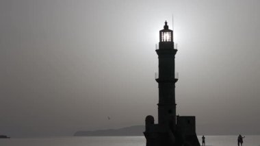 Geceleri Chania kasabası, Deniz feneri, İHA çekimi, Girit, Yunanistan, Chania 'nın muhteşem deniz feneri, Güzel Eski Şehir, Yunanistan ve en güzel manzaralı yerleri ile havadan görünüşü - eski güzel kasaba manzarası 