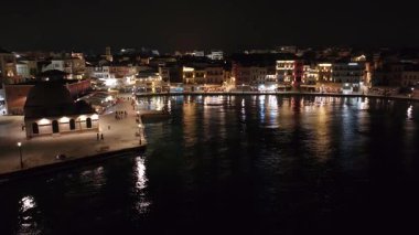 Geceleri Chania kasabası, Deniz feneri, İHA çekimi, Girit, Yunanistan, Chania 'nın muhteşem deniz feneri, Güzel Eski Şehir, Yunanistan ve en güzel manzaralı yerleri ile havadan görünüşü - eski güzel kasaba manzarası 