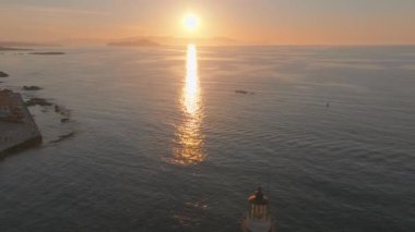 Geceleri Chania kasabası, Deniz feneri, İHA çekimi, Girit, Yunanistan, Chania 'nın muhteşem deniz feneri, Güzel Eski Şehir, Yunanistan ve en güzel manzaralı yerleri ile havadan görünüşü - eski güzel kasaba manzarası 