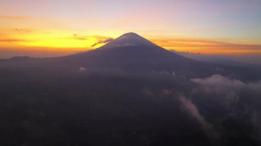 En bilinen manzaralardan birinde Bali adası, Agung volkanı, efsaneye göre Bali Endonezya, Rice Terraces ve Agung volkanı üzerinde yaşayan ruhlar. 