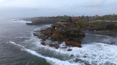 Tanah Lot, Ubud 'da Altın Saat: Bali Günbatımı Cenneti, Tanah Lot' un hava manzarası Bali, Endonezya 'daki ünlü Hindu tapınağı, Endonezya, Bali' deki Tanah Lot tapınağının panoramik manzarası, 