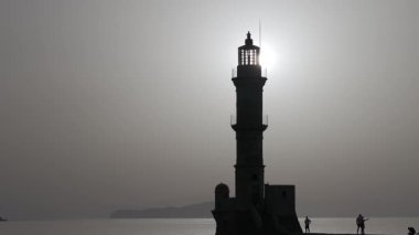 Geceleri Chania kasabası, Deniz feneri, İHA çekimi, Girit, Yunanistan, Chania 'nın muhteşem deniz feneri, Güzel Eski Şehir, Yunanistan ve en güzel manzaralı yerleri ile havadan görünüşü - eski güzel kasaba manzarası 